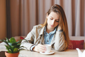 困っている女性の写真