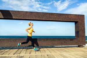 運動している女性の写真